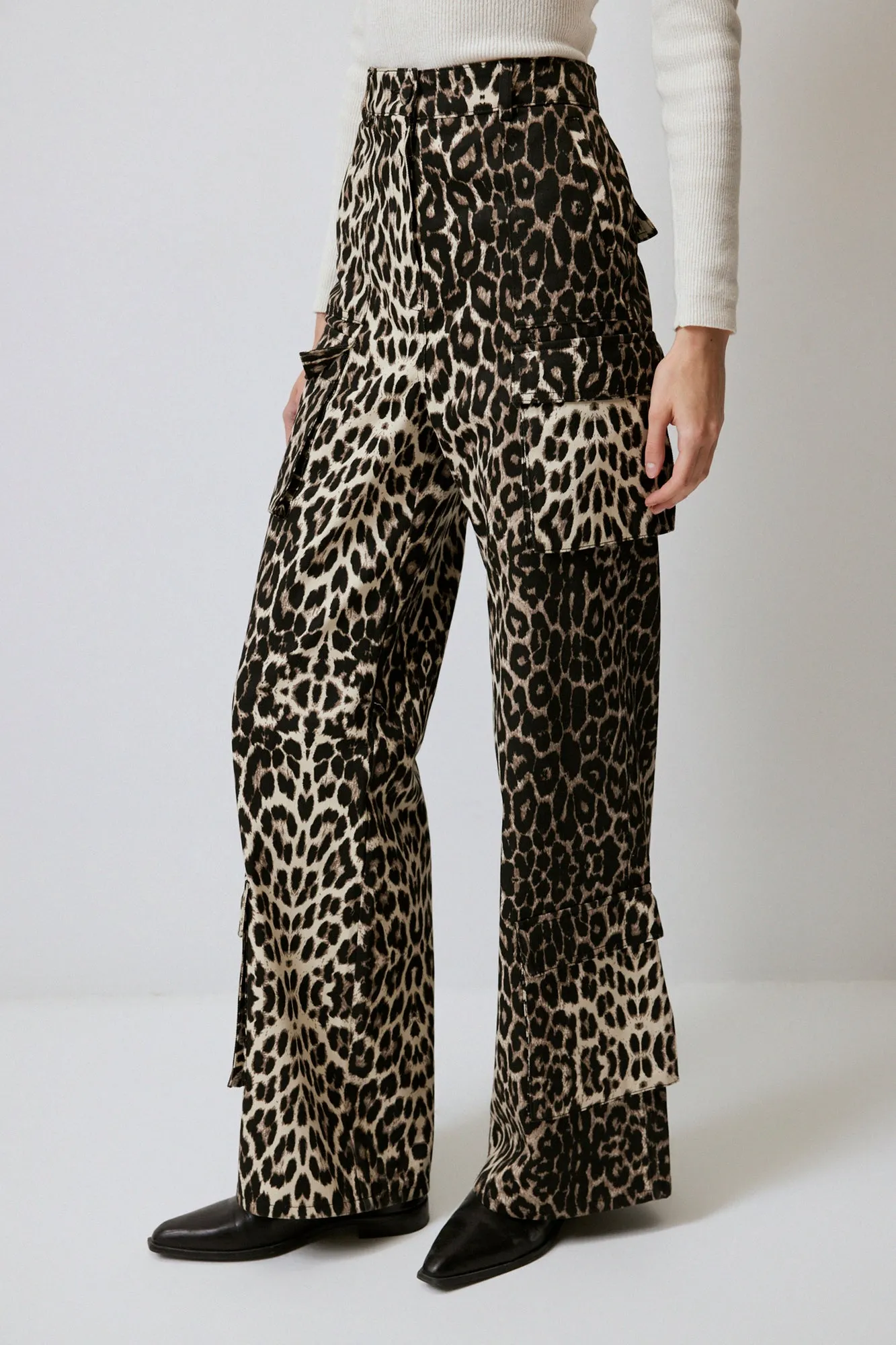 LEOPARD PATTERNED CARGO TROUSERS